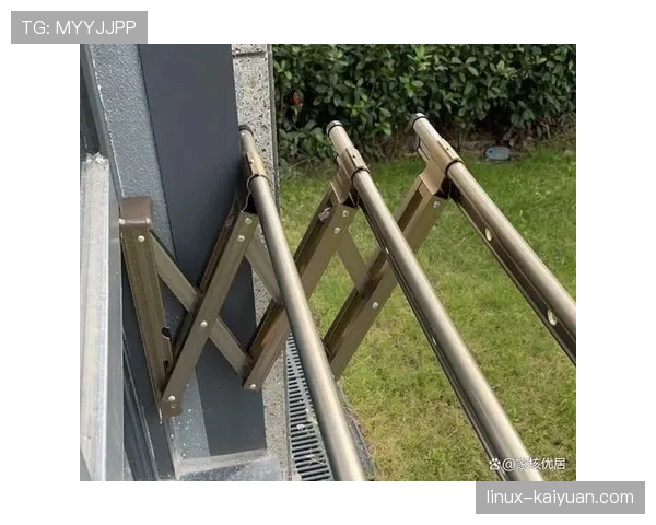 蔡赟退役后住的别墅，羽毛球拍当晾衣架用